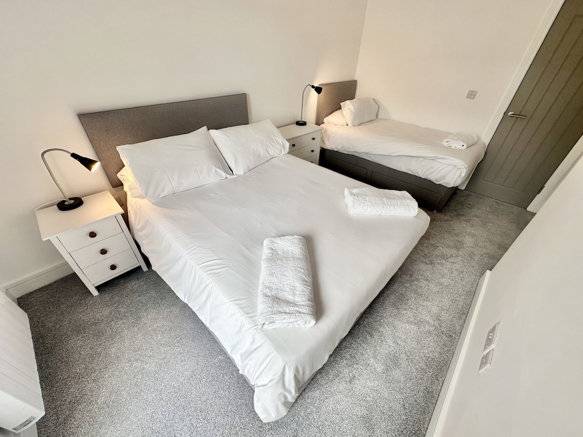 卧室设有一张双人床和一张单人床 