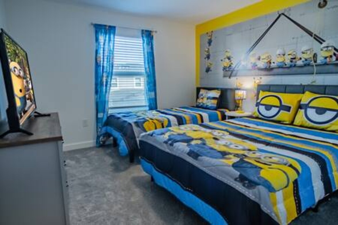 ამ მომხიბვლელი საძინებლისთვის დამახასიათებელია მინიონების თემაზე შესრულებული თამამი თეთრეული და ცისფერი ფარდები, რომლებიც ბუნებრივ სინათლეს იღებენ. კომფორტული განლაგება ორი საწოლისთვის იდეალურია ოჯახის წევრებისა თუ მეგობრებისთვის.