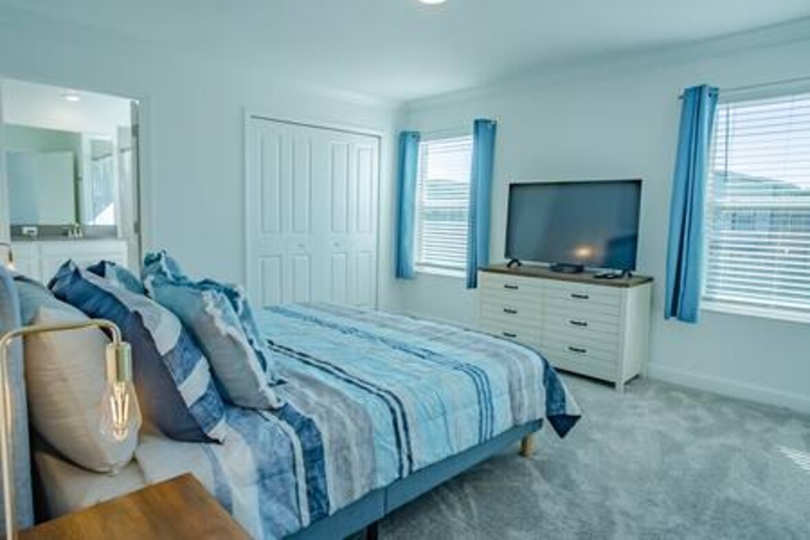 დაისვენეთ ამ დიდ საძინებელში, რომელიც ბუნებრივი სინათლითაა სავსე და აღჭურვილია კომფორტული, 190×203 სმ ზომის საწოლით, რომელსაც ელეგანტური ლურჯი ზოლებიანი საბანი აქვს. მიმზიდველი დეკორი და ხავერდოვანი ხალიჩა იდეალურ გარემოს ქმნის დასასვენებლად.