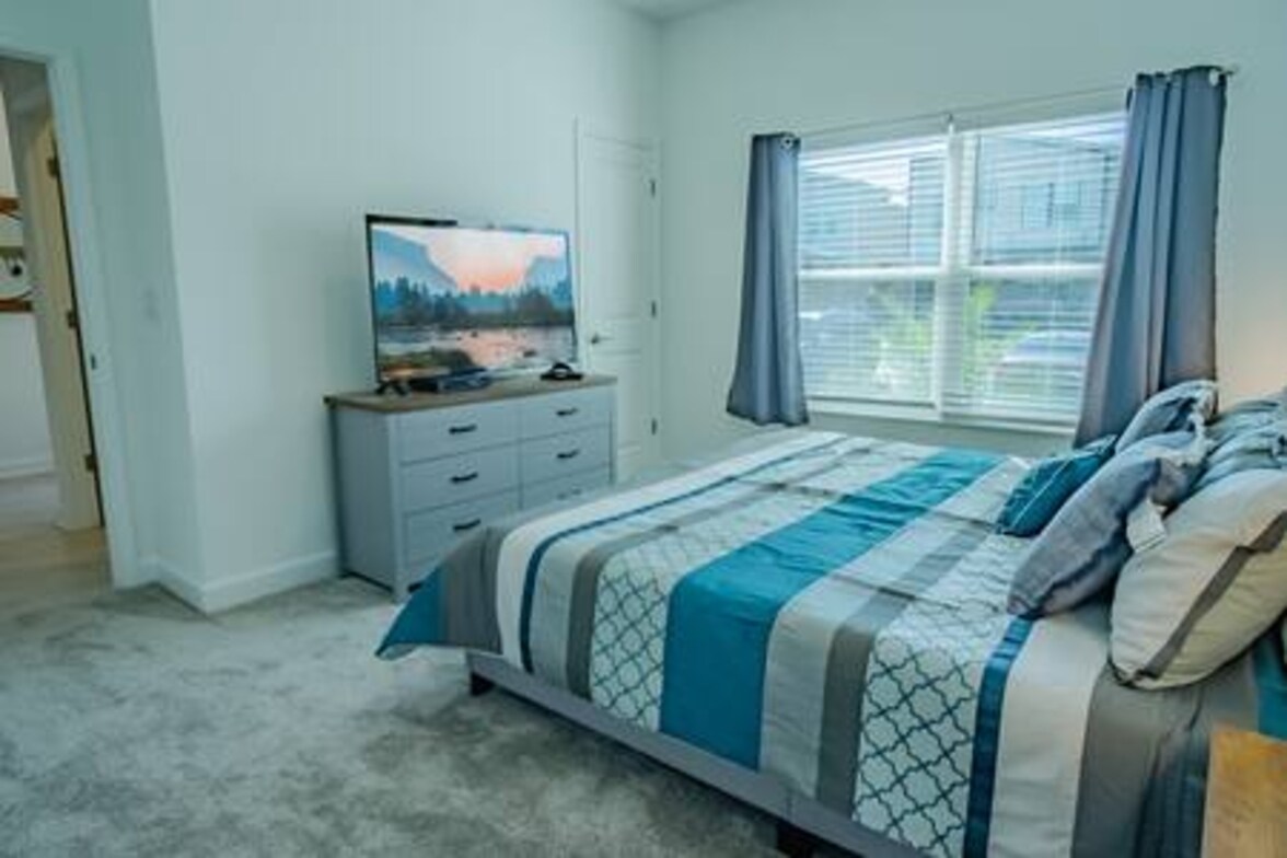 დაისვენეთ ამ მყუდრო საძინებელში, რომელშიც ფუფუნების საწოლია დახვეული ზოლებიანი საბნითა და რბილი ბალიშებით. დიდი ფანჯრებიდან ბუნებრივი სინათლე შემოდის, ხოლო ელეგანტური კომოდი და ტელევიზორი სტუმრობისას კომფორტს გიქმნით.