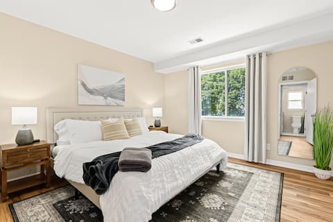 New! Comfortable 1BR Upper Flat, Roseville Downtow