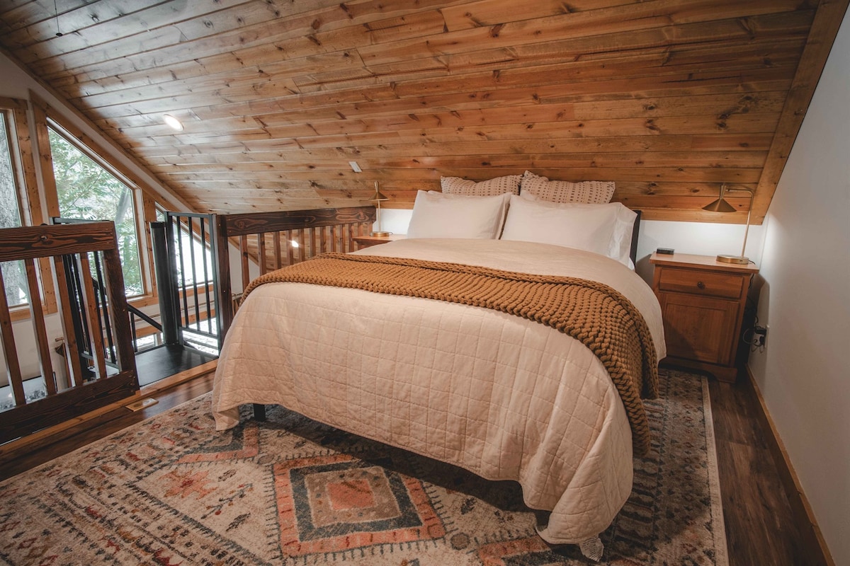 ลอฟท์มีเตียงขนาดควีนไซส์โต๊ะเขียนหนังสือและตู้เสื้อผ้าขนาดเล็กพร้อมเสื้อคลุม 2 ตัว