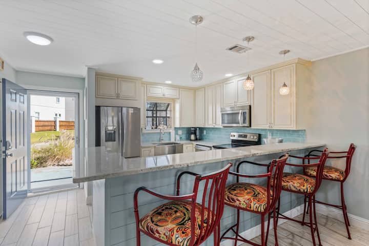 Cute Townhouse, Close To The Beach & Pet Friendly!