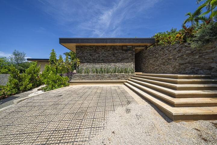 3 Bedroom Home/Private Pool in the heart of Grande