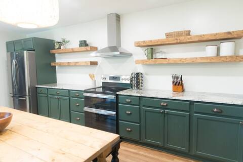 Fenced In|10 Min To DT|Sleeps 14|Walk In Shower