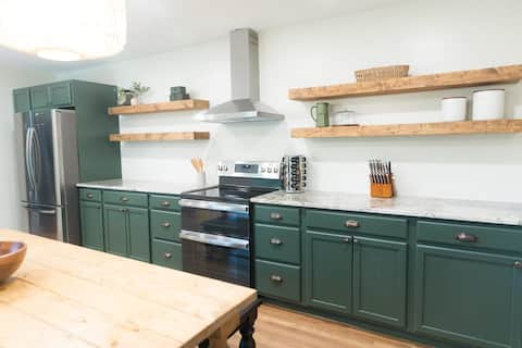 Fenced In|10 Min To DT|Sleeps 14|Walk In Shower