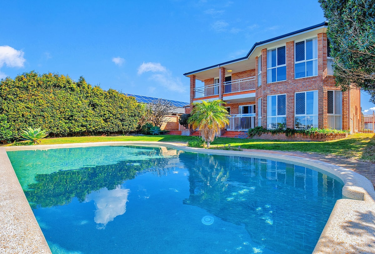 Top performing Airbnb: Mermaid Waters | Waterfront with Private Jetty in Mermaid Waters