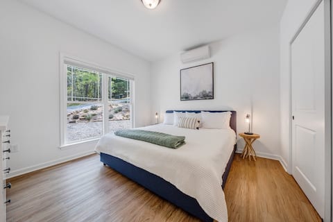 Pets, Lake, Dock, Fire Pit, Kayaks, and SUP