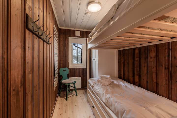 Chambre compacte et confortable avec lit superposé, parfaite pour les enfants ou les voyageurs supplémentaires dans une escapade en montagne.