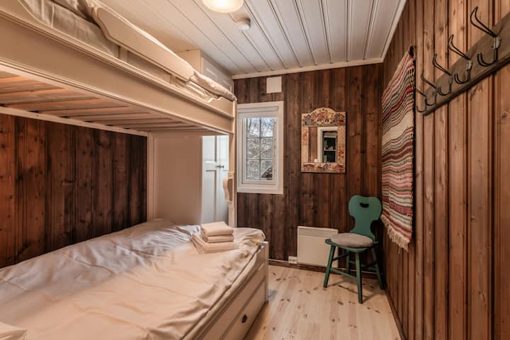 Chambre compacte et confortable avec lit superposé, parfaite pour les enfants ou les voyageurs supplémentaires dans une escapade en montagne.