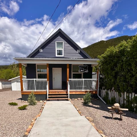 Mountain getaway w/ hot tub & heated garage