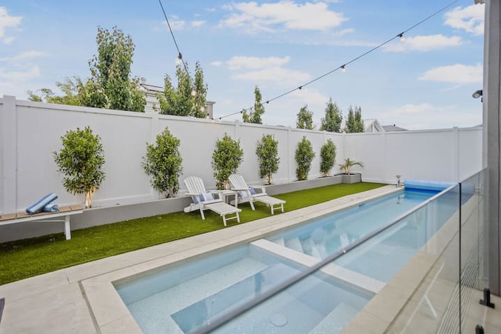 Hamptons in Torquay – 5 bath, Pool, Spa & Theatre!