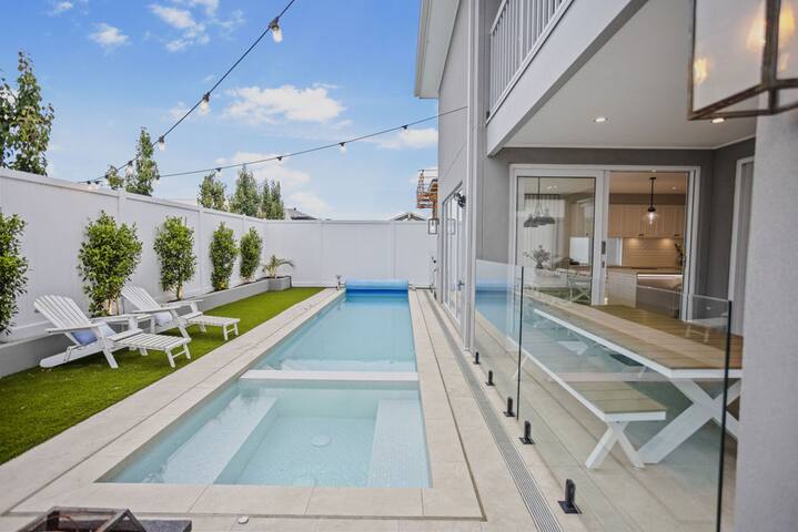 Hamptons in Torquay – 5 bath, Pool, Spa & Theatre! gallery image 2