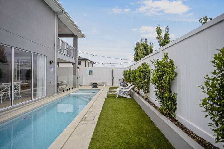 Hamptons in Torquay – 5 bath, Pool, Spa & Theatre! gallery image 5