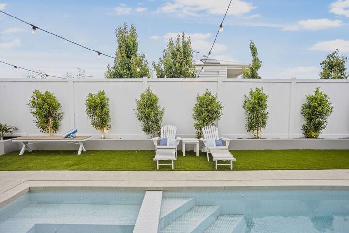 Hamptons in Torquay – 5 bath, Pool, Spa & Theatre! gallery image 3