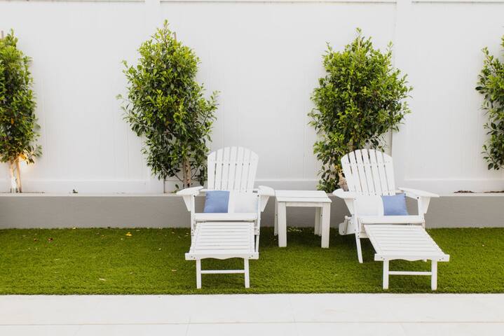 Hamptons in Torquay – 5 bath, Pool, Spa & Theatre! gallery image 4