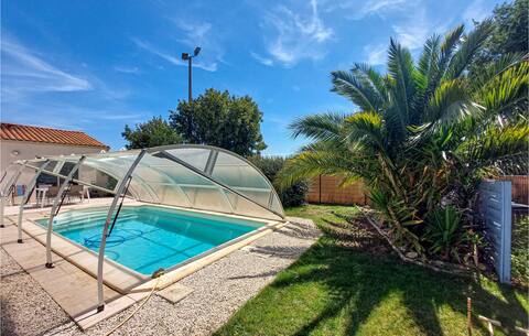 Awesome home in Sainte-Gemme-La-Plaine