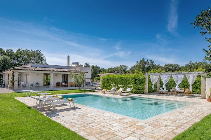 Villa Mincodda by Villa Plus