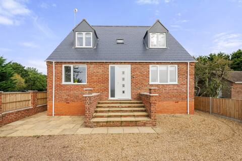 4 Bedroom House in Boston Contractors/Pet/Children