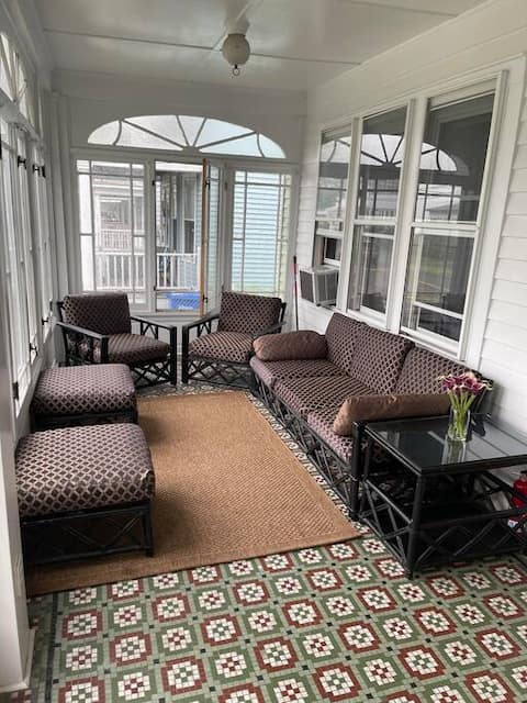 2 bedroom+home office, private parking & backyard