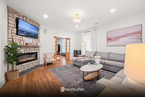 4BR for 10, Hot Tub, Near Ark, Parking