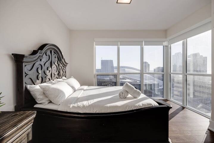 Exec 2BR 2BTH w/ Million Dollar View of CN tower