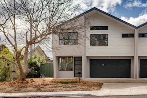 Sensational New Townhouse! Great Family Stay.