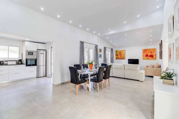 Villa Zaragoza by Villa Plus gallery image 4