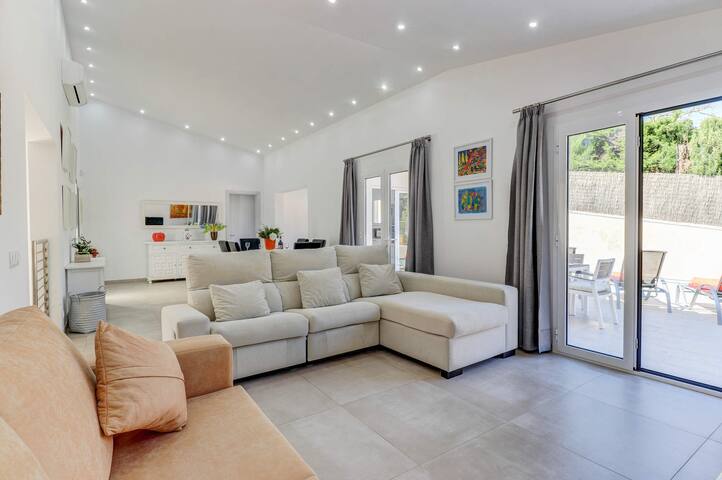 Villa Zaragoza by Villa Plus gallery image 3