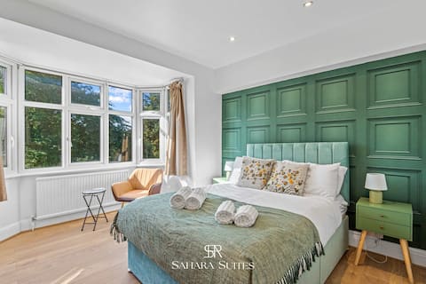 Spacious 6BR Ensuite home - Sleeps 12 - Parking