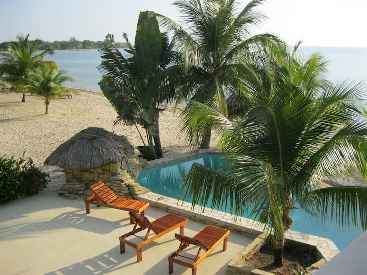 Charming 2BR Villa on the Beach w/ Pool, 2nd Floor in Placencia