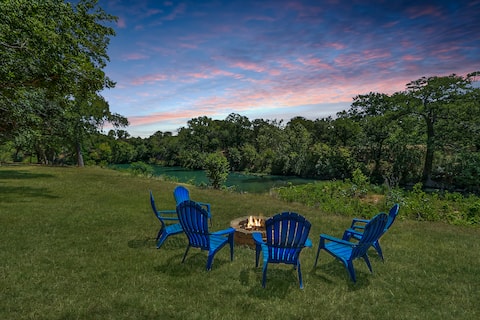 Cousins River Retreat I River access, hot tub,