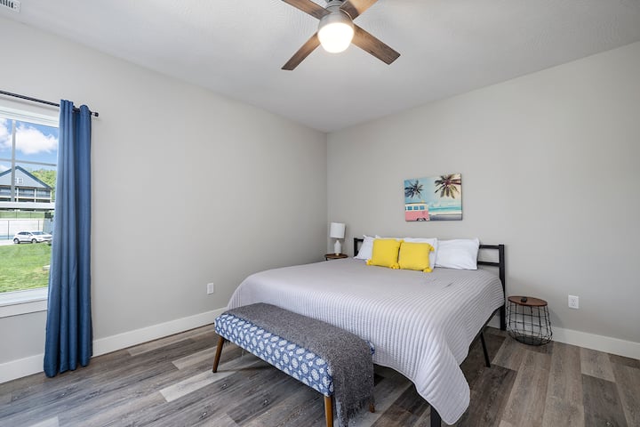 غرفة نوم كبيرة مع إضاءة طبيعية