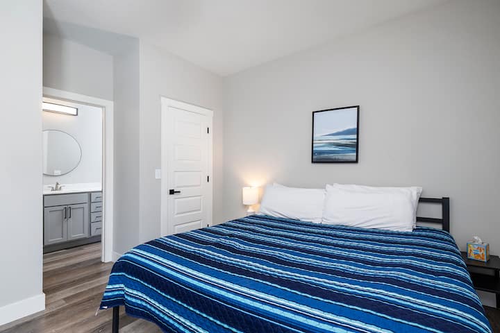 غرفة مريحة للاسترخاء بسرير كينج