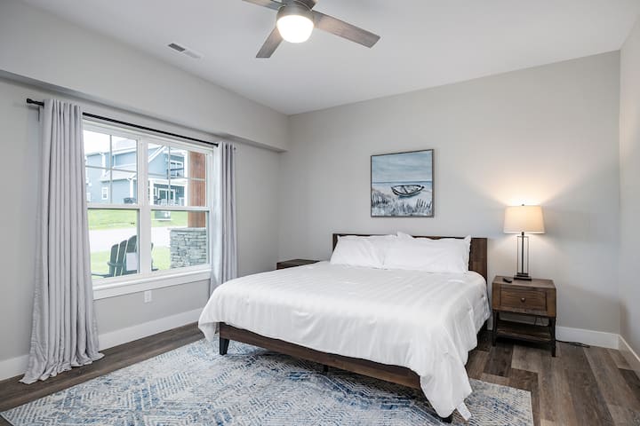 غرفة نوم واسعة بسرير كينج مع تلفزيون