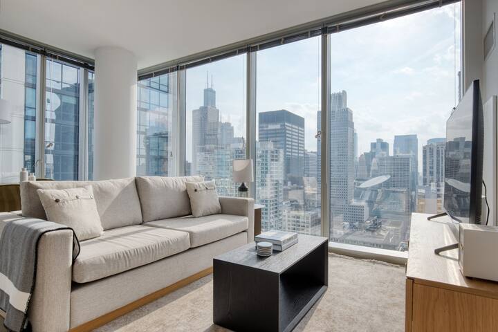 Blueground | Loop, gym, playroom & pool, near L