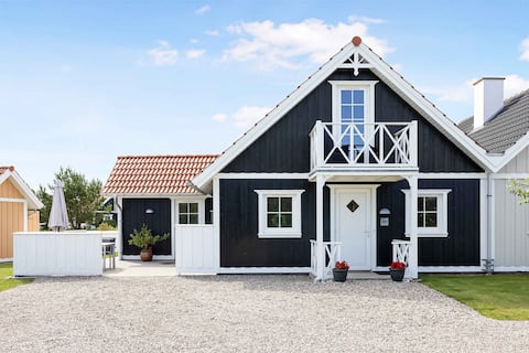 Cozy, central house near the sea