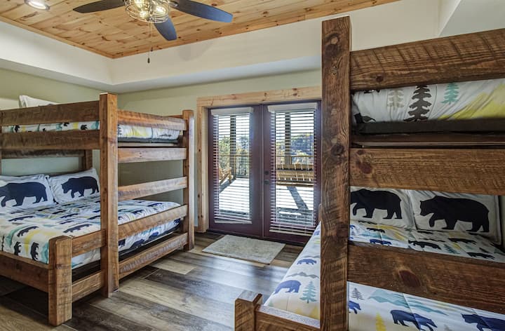 ห้องสองชั้นชั้นล่าง - เตียงคู่ 2 เตียง/เตียงใหญ่