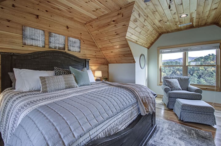 ชั้นบนเป็นห้องนอนเตียงคิงไซส์