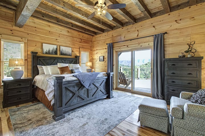 ห้องนอนใหญ่เตียงคิงไซส์ชั้นหลัก