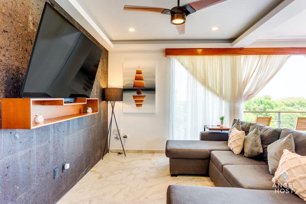 Un joli coin salon avec une télévision connectée murale pour les moments de repos à la maison