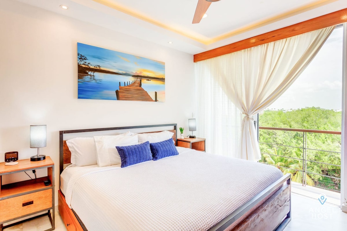 Chambre 1 avec lit King Size moelleux et accès à un balcon privé