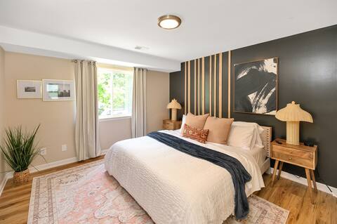Modern & Renovated 1BR Flat | King Bed + Laundry