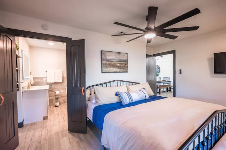 ホワイトハウスの主寝室：キングサイズの快適さ｜王族のように眠り、プロのようにストリーミング！