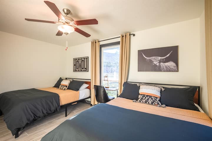 ホワイトハウスの寝室3：ハウディベッドルームには、ゲストが立った状態で作業できるように高さを調節できるデスクがあります。また、車輪付きなので、家の中で一番快適に感じる場所に移動できます。