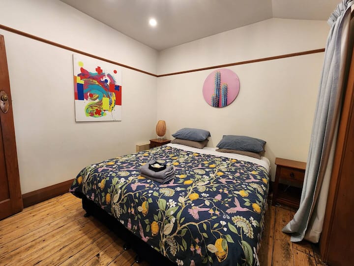 Dhomë gjumi në katin e poshtëm me krevat 1 x Super King (mund të ndryshohet në 2x King Singles sipas kërkesës, me njoftim paraprak të mjaftueshëm).