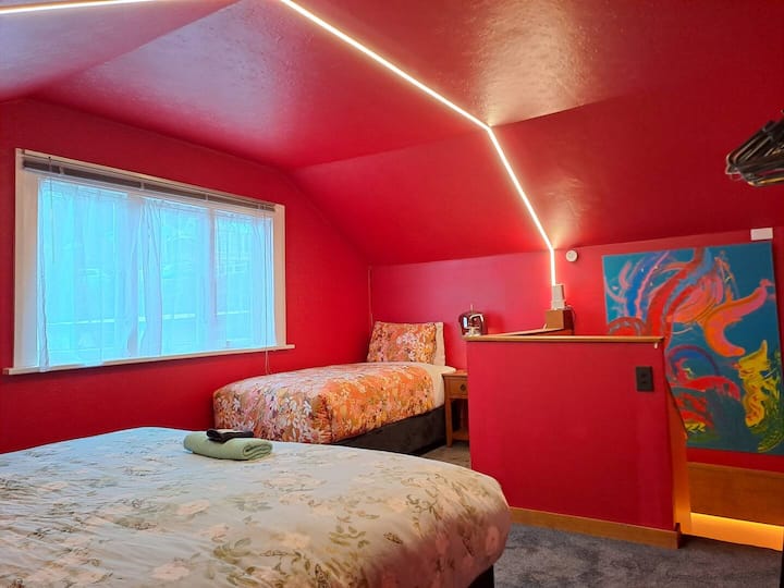 Dhomë gjumi në katin e sipërm me krevat Super King + 1X Teke (mund të ndryshohet në 3x Teke sipas kërkesës, me njoftim paraprak të mjaftueshëm).