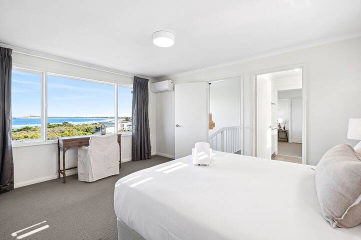 Luxury ocean front holidays, footsteps to beach gallery image 5