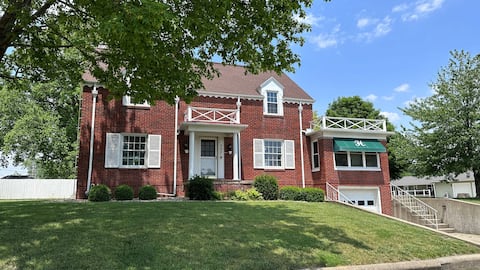 The Hub- 4 min to lake ramp/boat parking/Hot Tub