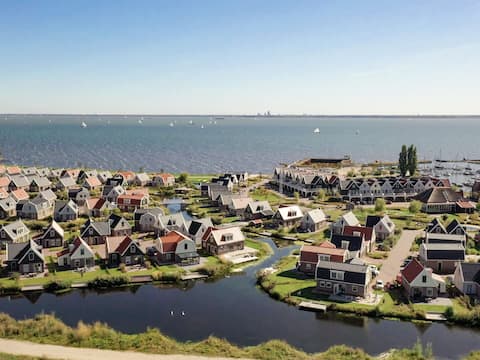 Spacious holiday home on the Markermeer